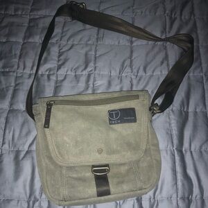 Tumi Messenger men’s crossbody bag. Bag is in good condition.